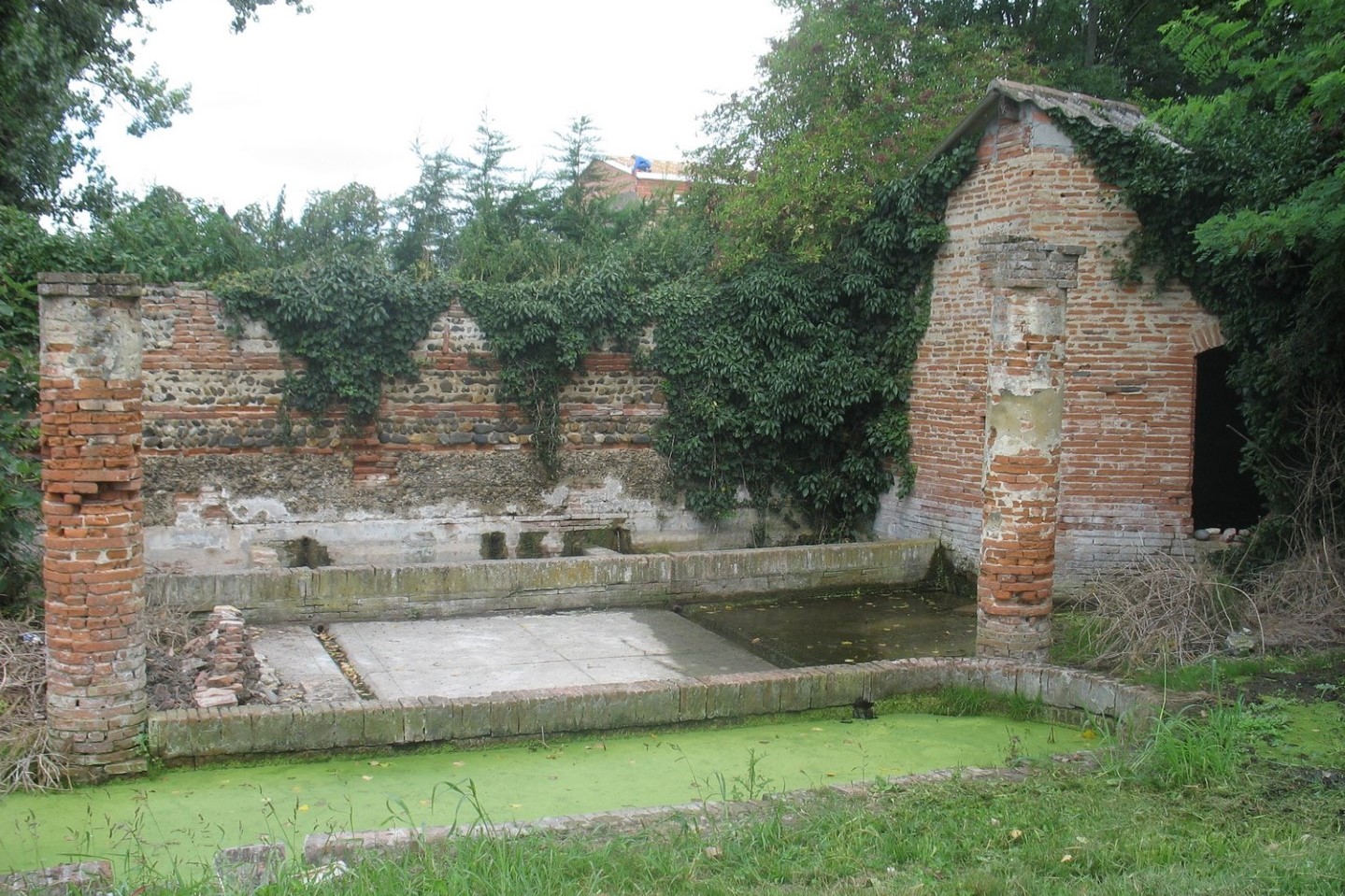 Le lavoir en ruines avant restauration Le lavoir en ruines avant restauration