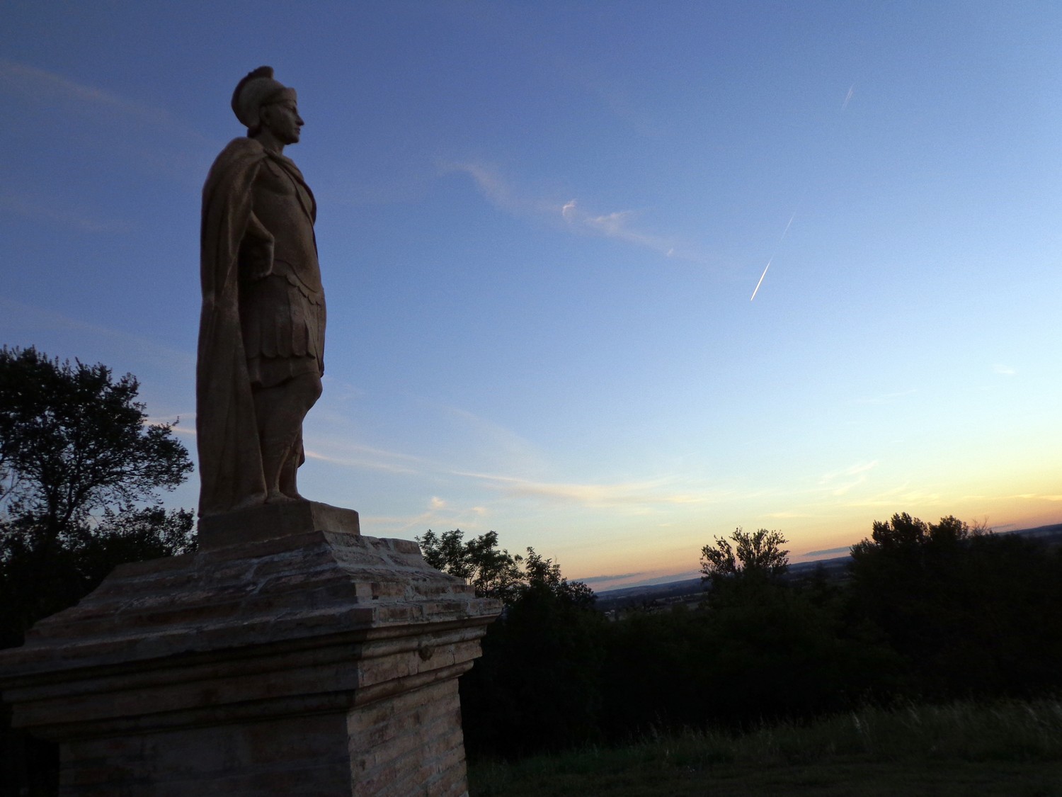 Statue de St Férréol dominant la plaine