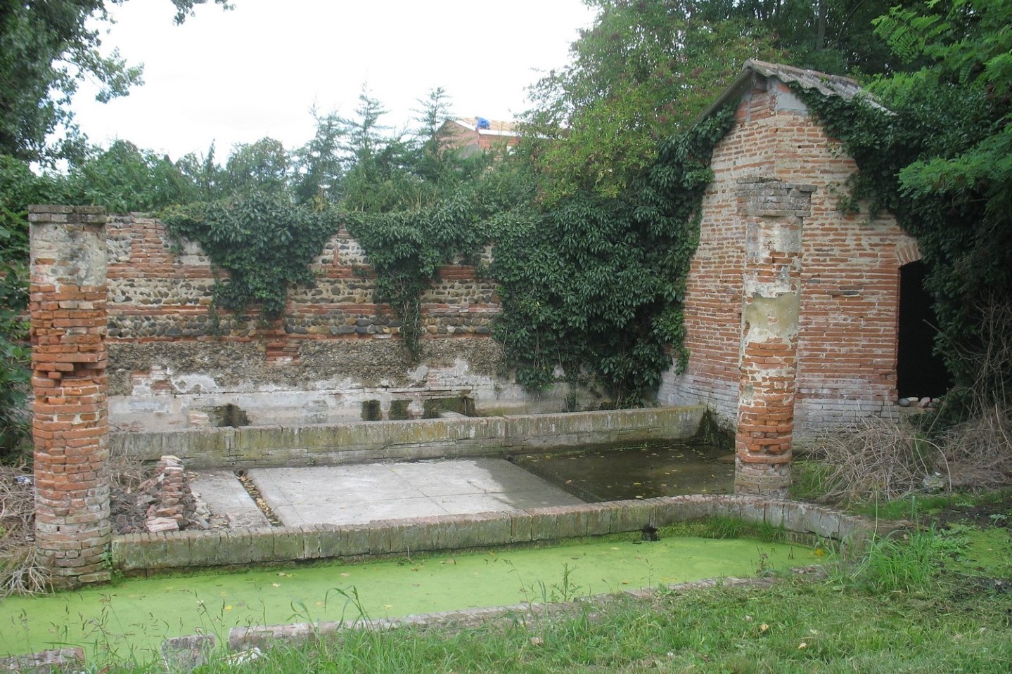 Le lavoir en ruines avant restauration