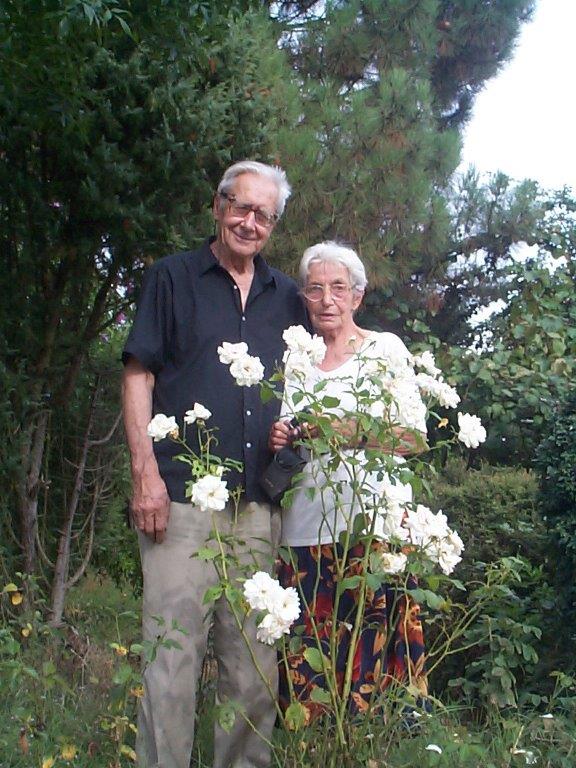 Pierre Gamarra et son épouse dans leur jardin de Bessens